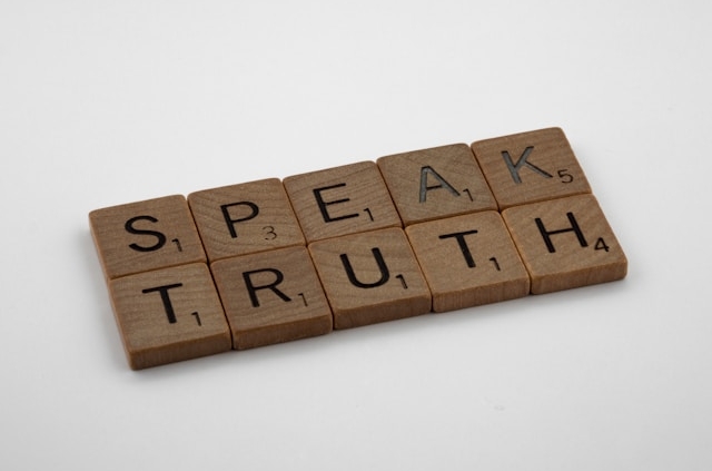 Scrabble Spielsteine, die die Worte "Speak Truth" zeigen.